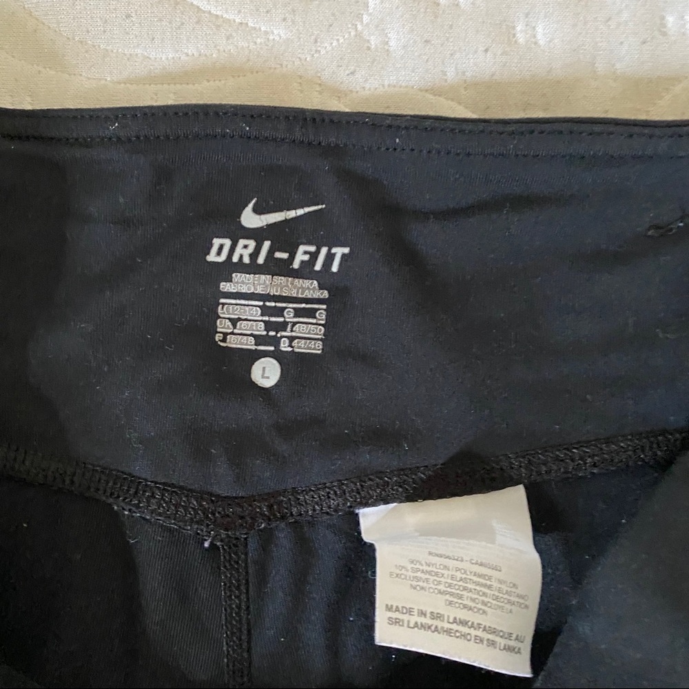 Women’s Nike shorts - Picture 3 of 4